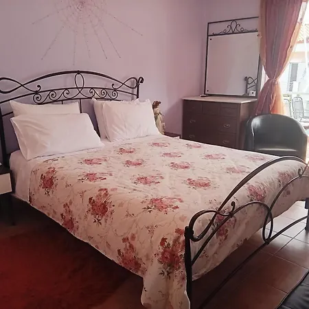 Ligeia Bedrooms בית הארחה 3*